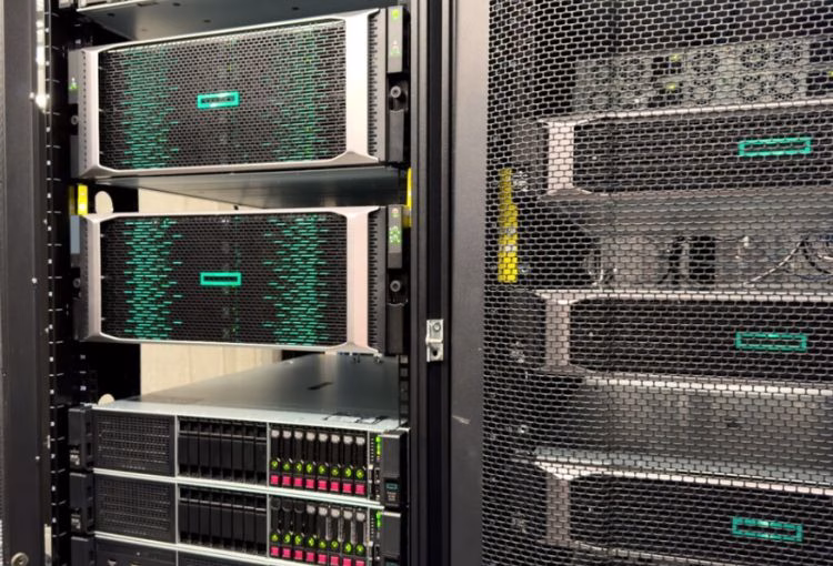 Fornecemos monitores, UPS, cablagens, racks, sistemas de armazenamento e acessórios técnicos, compatíveis com os principais fabricantes de hardware e rede.