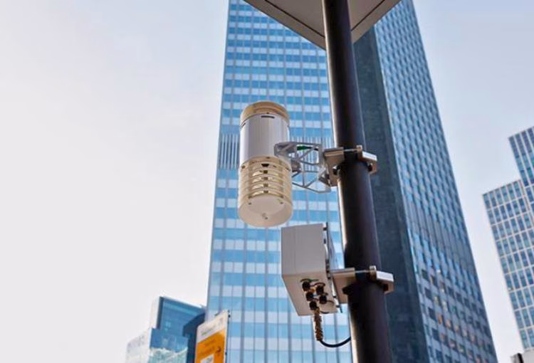 As estações de monitorização da qualidade do ar encontram-se equipadas com analisadores automáticos que monitorizam, em contínuo e em tempo real, a concentração de poluentes do ar