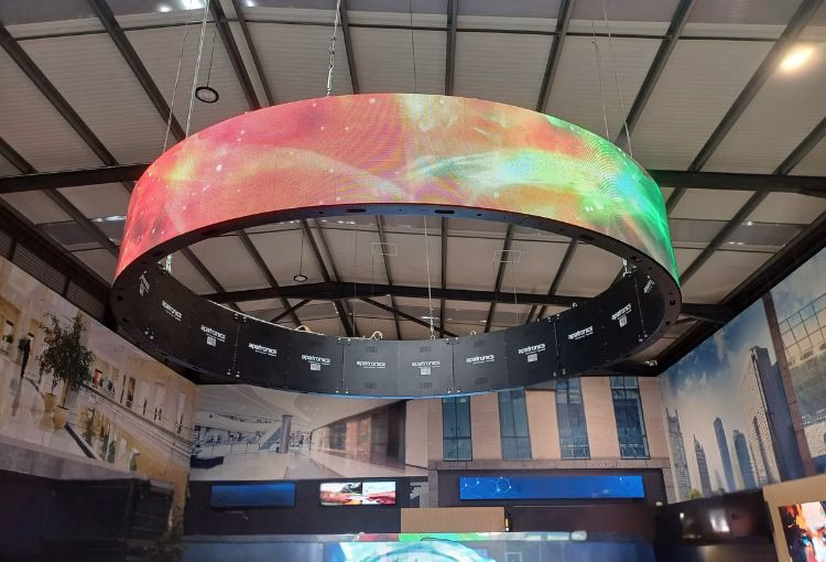 Os LED Wall Flexíveis permitem criar superfícies curvas ou moldadas, com qualidade de imagem excecional e contraste infinito.