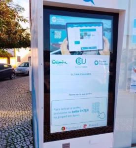 monitor de chamada de atendimento do Balcão único do Município de Odemira