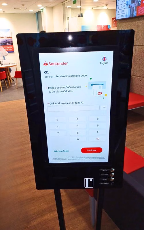 Quiosque de atendimento check in com sistema cartão de cidadão